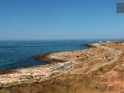 ...la campagna e il mare si incontrano in un abbraccio perfetto e piccole insenature sono incorniciate da scogli appuntiti che si stemperano dolcemente nel verde-azzurro dell�acqua